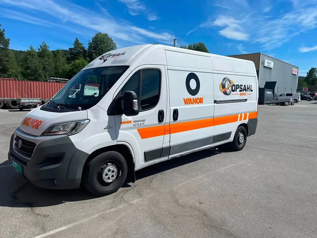 Servicebil fra Opsahl Dekk utenfor verkstedet